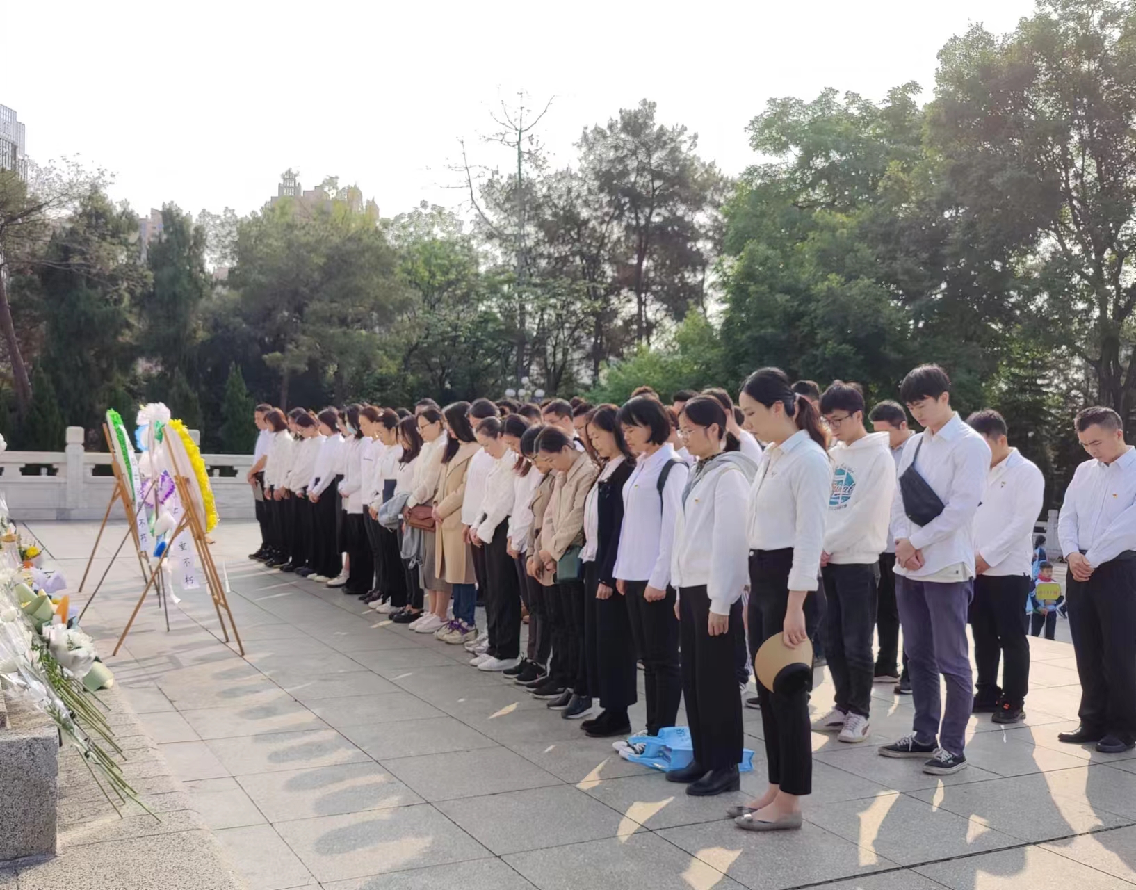 市排水公司黨總支、南寧建康環(huán)保公司黨支部開(kāi)展“緬懷革命先烈，賡續紅色基因”聯(lián)合主題黨日活動(dòng)
